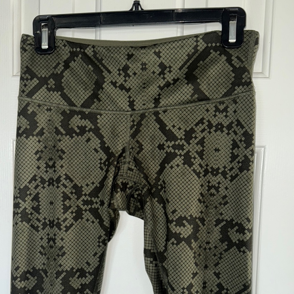 Lululemon Snake Print crop Leggings size 6 GUC